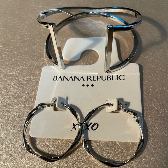 Banana Republic Silver Tone Hoop Earrings and Bracelet NWT - Picture 1 of 7